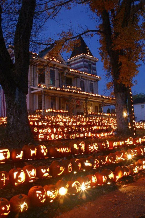 house-with-lots-of-pumpkins-motherhumor